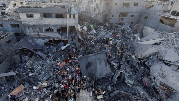 Kamp Pengungsi Maghazi di Gaza Diserang Israel, 30 Orang Tewas Israel kembali melakukan serangan di kamp pengungsi Al-Maghazi, di Gaza Tengah pada Sabtu malam. Kemenkes Palestina di Gaza mengatakan ada 30 orang tewas.