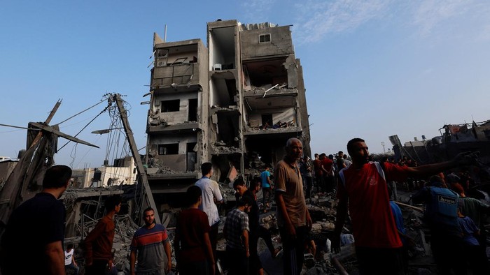 Israel kembali melakukan serangan di kamp pengungsi Al-Maghazi, di Gaza Tengah pada Sabtu malam. Kemenkes Palestina di Gaza mengatakan ada 30 orang tewas.