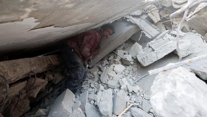 Kamp Pengungsi Maghazi di Gaza Diserang Israel, 30 Orang Tewas Israel kembali melakukan serangan di kamp pengungsi Al-Maghazi, di Gaza Tengah pada Sabtu malam. Kemenkes Palestina di Gaza mengatakan ada 30 orang tewas.