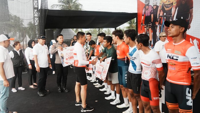 Kapolda Jabar Irjen Akhmad Wiyagus dikala memamerkan kado terhadap juara ajang Lodaya-Siliwangi Ride 2023 Kapolda Jabar Irjen Akhmad Wiyagus dikala memamerkan kado terhadap juara ajang Lodaya-Siliwangi Ride 2023
