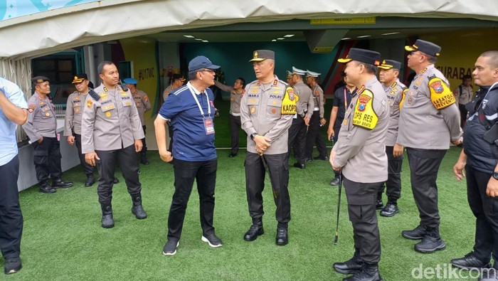 Kapolda Jatim Irjen Imam Sugianto saat meninjau kesiapan Stadion GBT sebagai venue pembukaan Piala Dunia U-17.