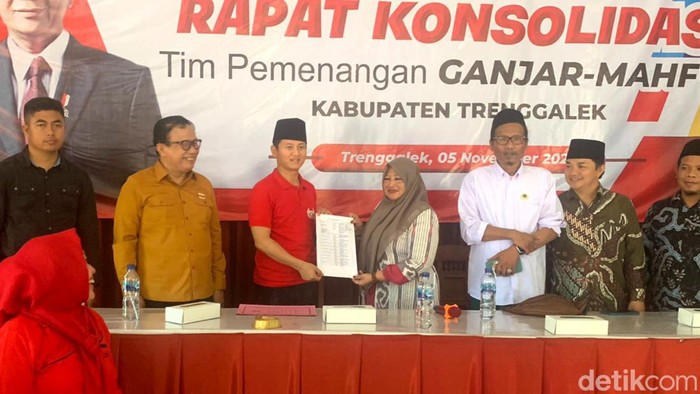 Ketua DPC PDIP Trenggalek Mochamad Nur Arifin menyerahkan SK Ketua Tim Pemenangan Ganjar-Mahfud di Trenggalek kepada Bu Nyai Pengasuh Ponpes Nailul Ulum.