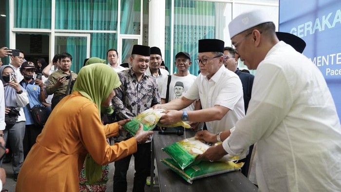 Ketua Umum PAN Zulkifli Hasan kembali memberikan bantuan bahan pokok untuk masyarakat.