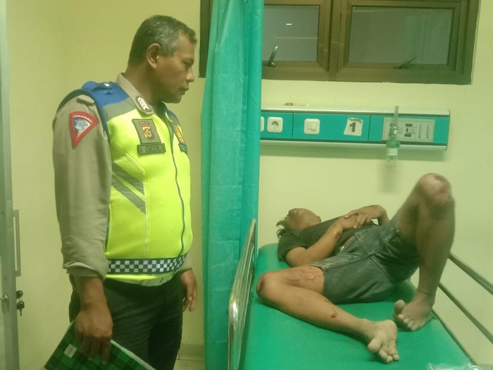 Korban kecelakaan di Jalan Raya Singaraja-Amlapura tepatnya di Desa Sangsit, Kecamatan Sawan, Buleleng, Bali, masih menjalani perawatan medis.