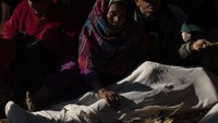 Korban selamat berduka di depan jenazah anggota keluarga yang tewas akibat gempa bumi di distrik Jajarkot, barat laut Nepal, Minggu (5/11/2023).