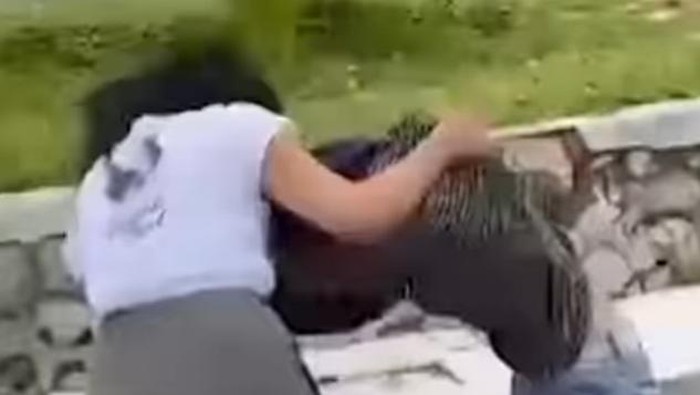 Dua remaja putri berinisial SA (14) dan DO (14) di Kotawaringin Barat (Kobar), Kalimantan Tengah (Kalteng) berkelahi gegara status WhatsApp.
