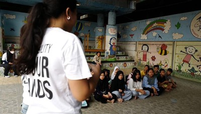 Kala Pelajar SMA Ini Peduli Sekolah Anak Jalanan