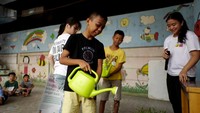 Selain membagikan makanan, mereka juga mengajarkan anak-anak kelas empat di sanggar SAJA cara menanam sayuran. Tanaman ini dibuat dari kompos sisa makanan. Mereka juga mengedukasi kepada anak-anak pentingnya makan makanan dengan gizi seimbang.