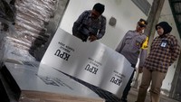 Ketua Bawaslu Kota Blitar Roma Hudi Fitrianto (Kiri) bersama Komisioner KPU Kota Blitar Ninim Sholikah (kanan) mengecek logistik bilik yang baru tiba di Gudang Logistik KPU Kota Blitar, Jawa Timur, Minggu (5/11/2023).