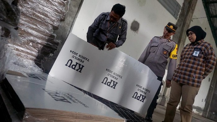 Ketua Bawaslu Kota Blitar Roma Hudi Fitrianto (Kiri) bersama Komisioner KPU Kota Blitar Ninim Sholikah (kanan) mengecek logistik bilik yang baru tiba di Gudang Logistik KPU Kota Blitar, Jawa Timur, Minggu (5/11/2023). KPU mulai mendistribusikan sejumlah logistik Pemilu 2024 dengan berbasis rayon di tiap-tiap daerah, guna kelancaran pendistribusian jelang pelaksanaan pesta demokrasi tersebut. ANTARA FOTO/Irfan Anshori/YU
