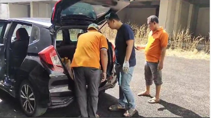 mahasiswi FKH Unair tewas dalam mobil