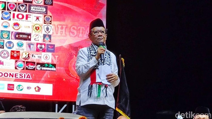 Mahfud Md di acara Ponpes Gus Muwafiq di Minggir, Sleman, Sabtu (4/11/2023). Mahfud tampak memakai syal Save Palestine,