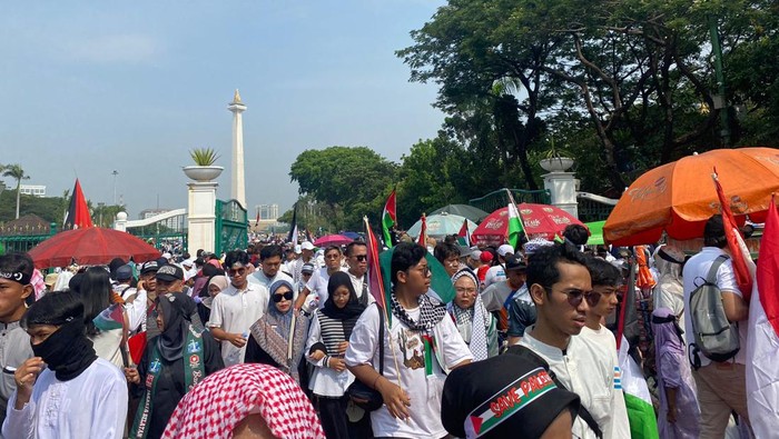 Massa aksi bela Palestina di Monas