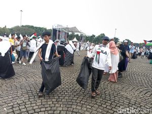 Massa Pungut Sampah di Monas Usai Aksi Damai Bela Palestina