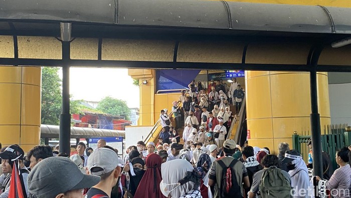 Massa memadati Stasiun Gondangdia untuk ikut aksi bela Palestina di Monas hari ini (Devi/detikcom)