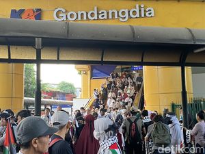 Aksi Bela Palestina di Monas Hari Ini, Massa Menyemut di Stasiun Gondangdia