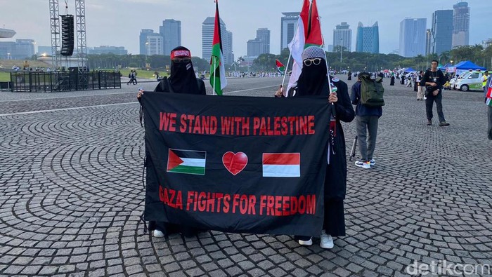 Massa padati Monas untuk aksi bela Palestina (Wildam/detikcom)