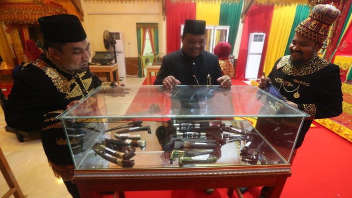 Seniman menampilkan tarian kreasi baru pada pembukaan Pekan Kebudayaan Aceh (PKA) ke-8 di Taman Ratu Safiatuddin, Banda Aceh, Aceh, Sabtu (4/11/2023). Kegiatan yang digelar empat tahun sekali dan menjadi ajang perhelatan kebudayaan terbesar masyarakat Aceh tersebut diikuti 23 kabupaten/kota sebagai upaya melestarikan nilai-nilai budaya, sejarah dan adat istiadat. ANTARA FOTO/Irwansyah Putra/YU