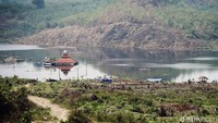 Waduk ini nantinya berfungsi sebagai cadangan air dan mengairi sektor pertanian. Namun, masih ada proses relokasi dan pembebasan yang belum selesai hingga saat ini.