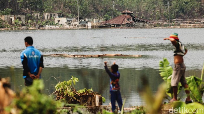 Menanti Tengelamnya Kampung Karian