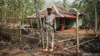 Namun ada juga satu keluarga terakhir di Desa Kariyan Lama yang masih bertahan disana, alasannya adalah tak lain dan tak bukan karena mereka masih belum mendapat uang pengganti.