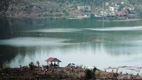 Sejumlah bangunan tampak sudah rusak dan tak berpenghuni di kawasan Kampung Karian Lama, Calung Bungur, Rangkasbitung, Lebak, Banten. Hal itu terjadi karena para warga harus mengikhlaskan rumah mereka ditenggelamkan yang kemudian menjadi bagian dari Proyek Bendungan Karian.