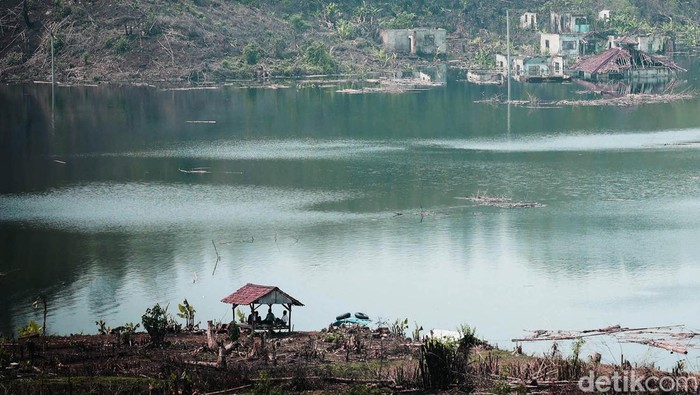 Menanti Tengelamnya Kampung Karian Menanti Tengelamnya Kampung Karian
