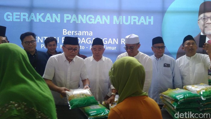 Mendag Zulhas bagi-bagi beras gratis untuk warga dan meminta mereka untuk mendoakan rakyat Palestina.