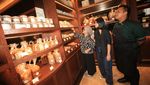 Menikmati 50 Jenis Makanan dengan Konsep Classic Mid Century