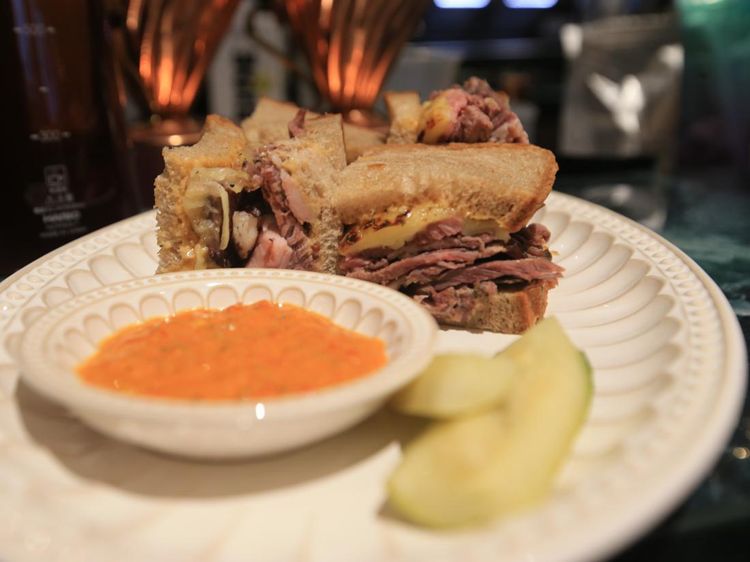 Menikmati 50 Jenis Makanan dengan Konsep Classic Mid Century