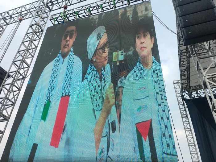 Menlu Retno Marsudi (tengah) hadir di aksi bela Palestina di Monas (Dwi/detikcom)