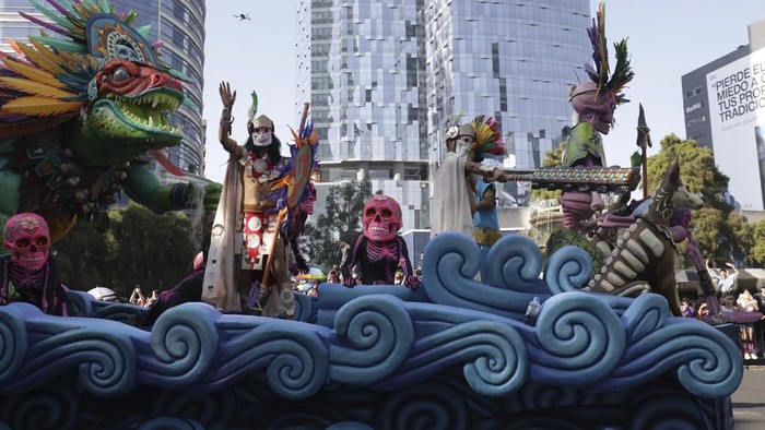 Meriahnya Parade Hari Kematian di Meksiko Warga Meksiko merayakan parade hari kematian di jalanan kota. Perayaan ini berlangsung meriah.