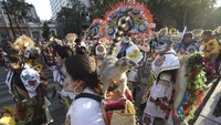 Sejumlah warga berpartisipasi dalam mengikuti parade Hari Kematian di Kota Meksiko, Sabtu (4/11/2023).