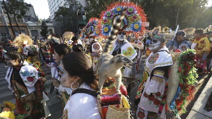 Warga Meksiko merayakan parade hari kematian di jalanan kota. Perayaan ini berlangsung meriah.