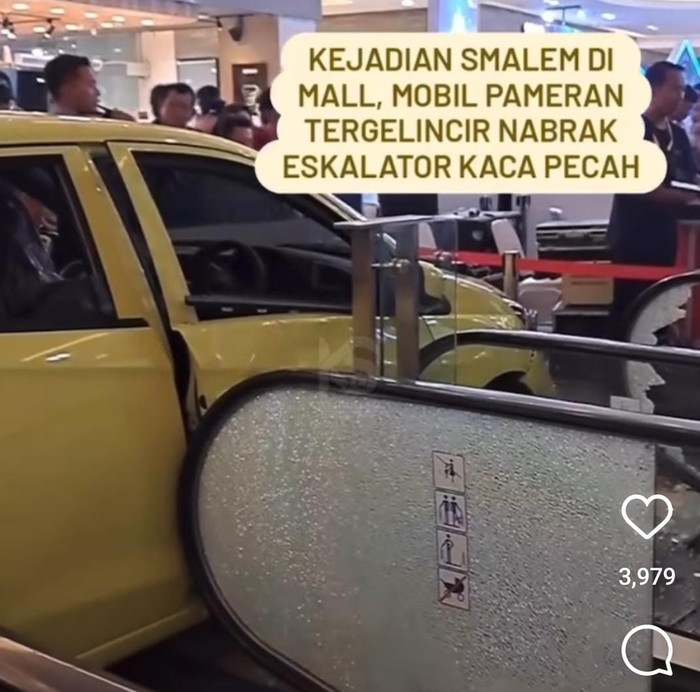 Mobil pameran tabrak eskalator di mal Semarang.