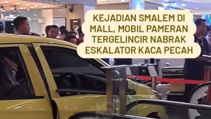 Mobil pameran tabrak eskalator di mal Semarang.