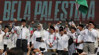 Let the people of the world see all of us here at the National Monument of Indonesia. We are sending the message of peace to the world. Never let violence goes and challenges, we have to line up and stop zionis Israel from continuing violence in the land of Palestine (Biarkan masyarakat di dunia melihat kita di Monumen Nasional di Indonesia. Kita mengirim pesan perdamaian kepada dunia. Jangan pernah biarkan kekerasan terjadi. Kita harus berbaris dan menghentikan zionis Israel melanjutkan kekerasan di tanah Palestina), kata Anies.
