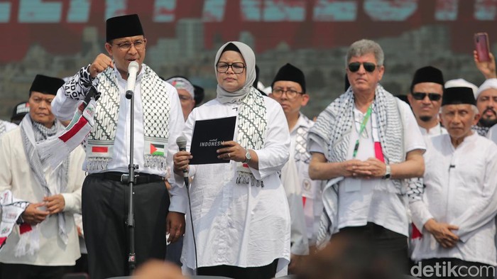 Momen Anies Berorasi di Aksi Bela Palestina Anies Baswedan menghadiri aksi Bela Palestina di Monas, Jakarta Pusat. Anies sempat menyampaikan orasi dalam bahasa Inggris.