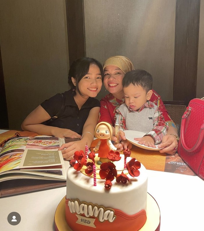 Momen Dewi Mama Fuji, Saat Makan Bareng Haji Faisal dan Keluarga
