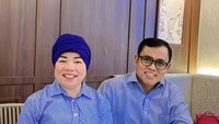 Dalam suatu waktu, Oma dan Opa Gala Sky ini pergi ke restoran Uncle Z Kopitiam untuk mencoba hidangan toast hingga es teh tarik. Dewi dan haji Faisal pun tampak serasi menggunakan baju biru. Foto: Instagram @dewizuhriati