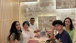 Momen Dewi Mama Fuji, Saat Makan Bareng Haji Faisal dan Keluarga
