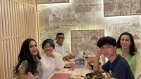 Ditemani sang suami tercinta, H. Faisal, mama Fuji pun menghadiri suatu acara di restoran, sekaligus menikmati makanan di sana. Foto: Instagram @dewizuhriati