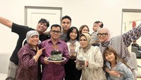 Saat Haji Faisal berulang tahun, mertua Vanessa Angel ini berkumpul untuk merayakannya bersama. Dewi dan anak-anaknya telah menyiapkan kue ulang tahun berwarna hitam dengan desain minimalis. Foto: Instagram @dewizuhriati
