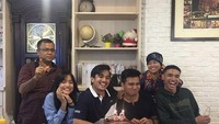 “Harta paling berharga adalah keluarga”, tulis caption foto ini. Ia, suami, dan anak-anaknya sempat berkumpul bersama di restoran untuk merayakan ulang tahun Bibi Ardiansyah yang ke 29 tahun. Foto: Instagram @dewizuhriati