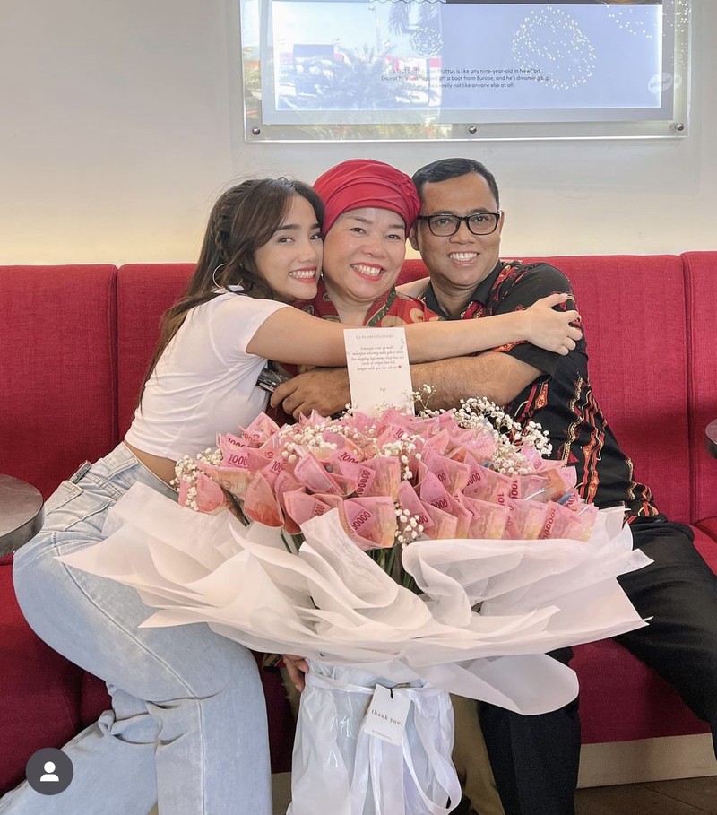 Momen Dewi Mama Fuji, Saat Makan Bareng Haji Faisal dan Keluarga