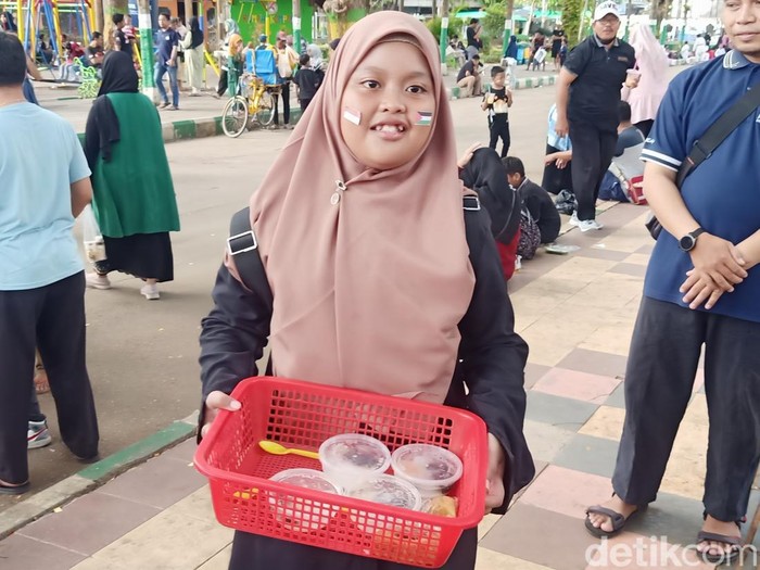 Ratusan murid SDIT Al-Uswah Pamekasan menggalang dana untuk Palestina. Penggalangan dana dilakukan dengan cara jualan makanan dan minuman di alun-alun.