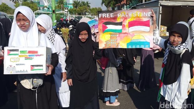 Ratusan murid SDIT Al-Uswah Pamekasan menggalang dana untuk Palestina. Penggalangan dana dilakukan dengan cara jualan makanan dan minuman di alun-alun.