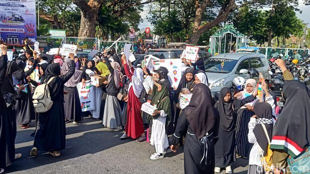 Ratusan murid SDIT Al-Uswah Pamekasan menggalang dana untuk Palestina. Penggalangan dana dilakukan dengan cara jualan makanan dan minuman di alun-alun.