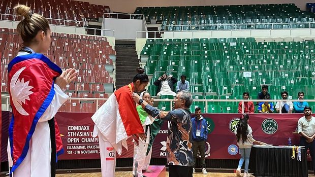 Ni Kadek Heni Prikasih, atlet taekwondo Indonesia, meraih medali emas di Kejuaraan Asia Taekwondo Terbuka 2023.