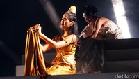 Pementasan ini memadukan keluwesan gerak para pelakon, film di layar LCD raksasa, pencahayaan, iringan musik tradisional serta narasi cerita berbahasa Indonesia dan Jawa Kuno.